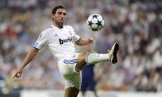 开云足球直播-绿茵烽火，德国战车鏖战高卢雄鸡，黄鸭组合炽热状态点燃赛场悬念