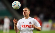 开云体育-赛道逆袭，阿隆索点燃赛场，红牛车队翻盘阿斯顿马丁