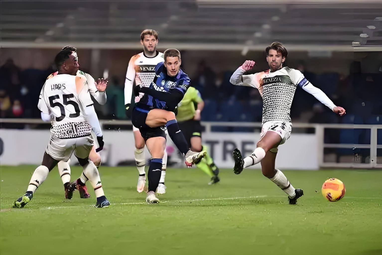 包含维罗纳主场不敌对手，降级形势堪忧的词条