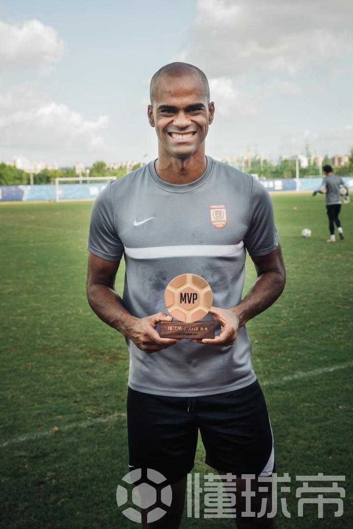 华沙军团主帅现身球员会议重申雄心壮志