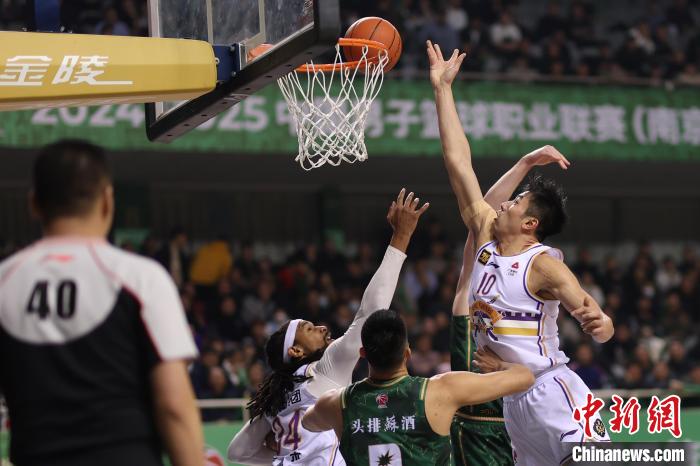 包含篮球联赛选手拼搏奋斗，比赛场面激烈的词条