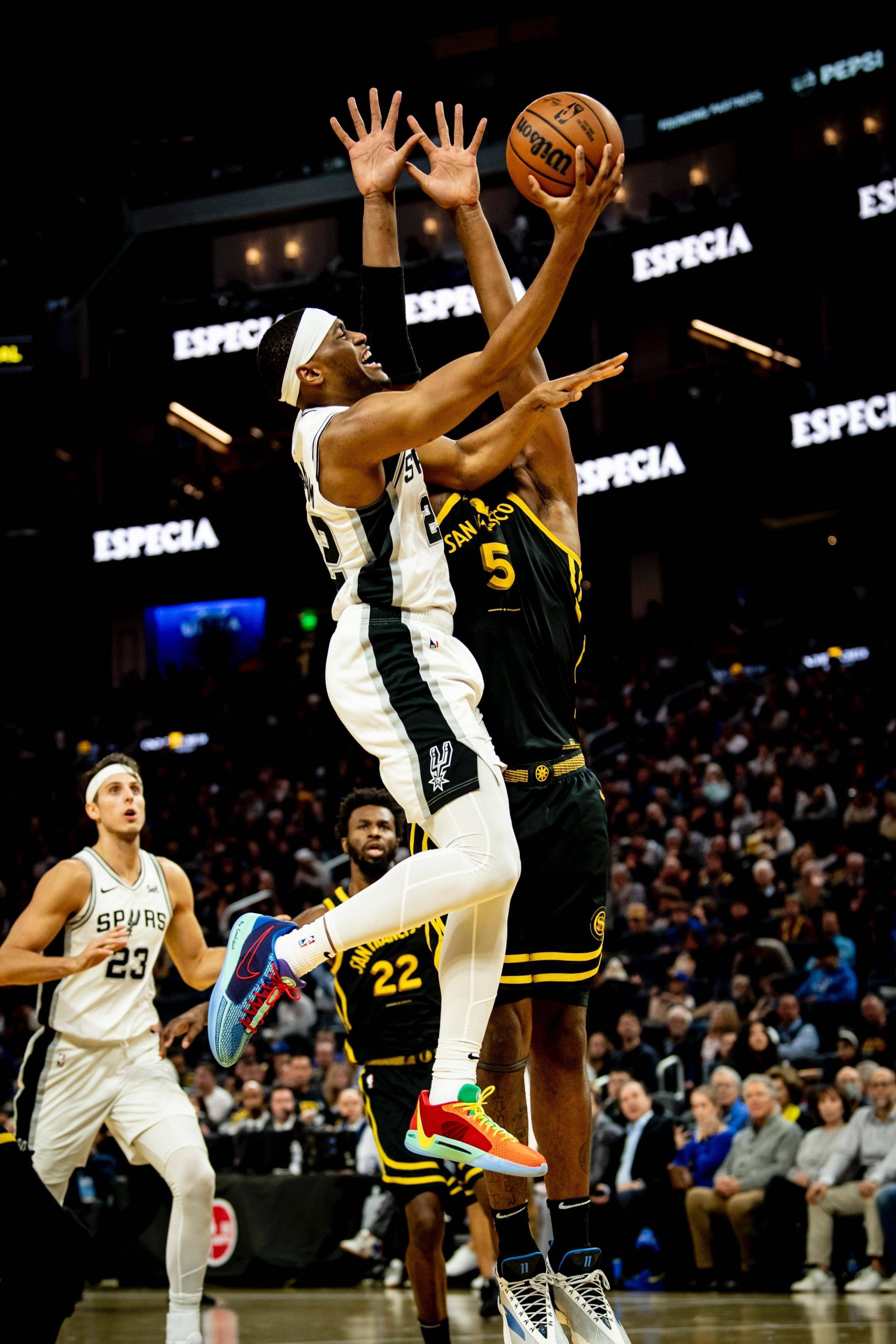 马刺疲软连败，主帅苦思改变错综复杂