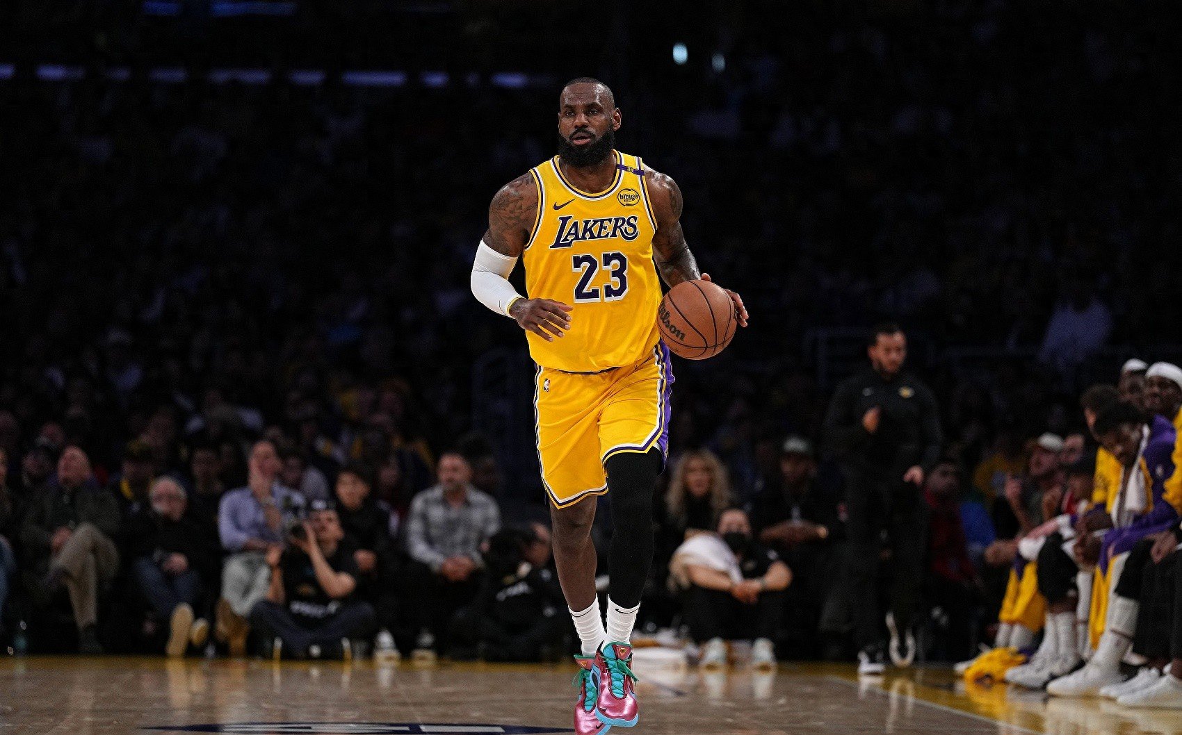 包含NBA季后赛战火重燃，湖人获得东部冠军的词条