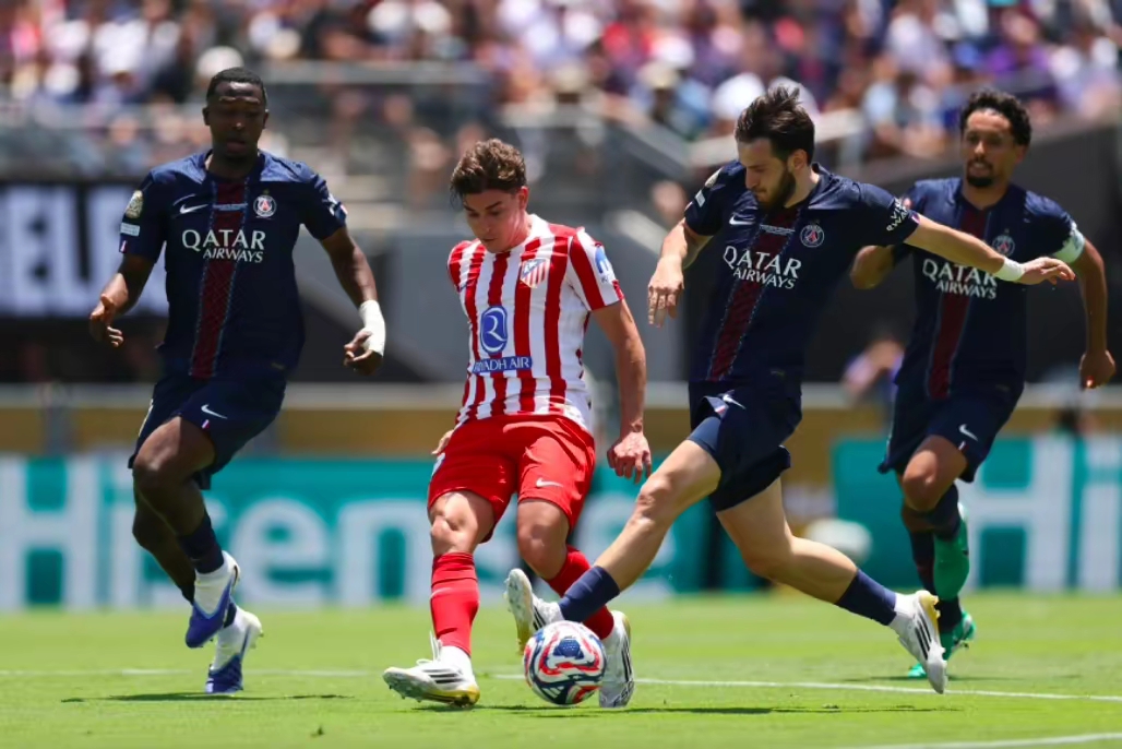 包含巴黎圣日耳曼客场惨败，领跑位置动摇的词条