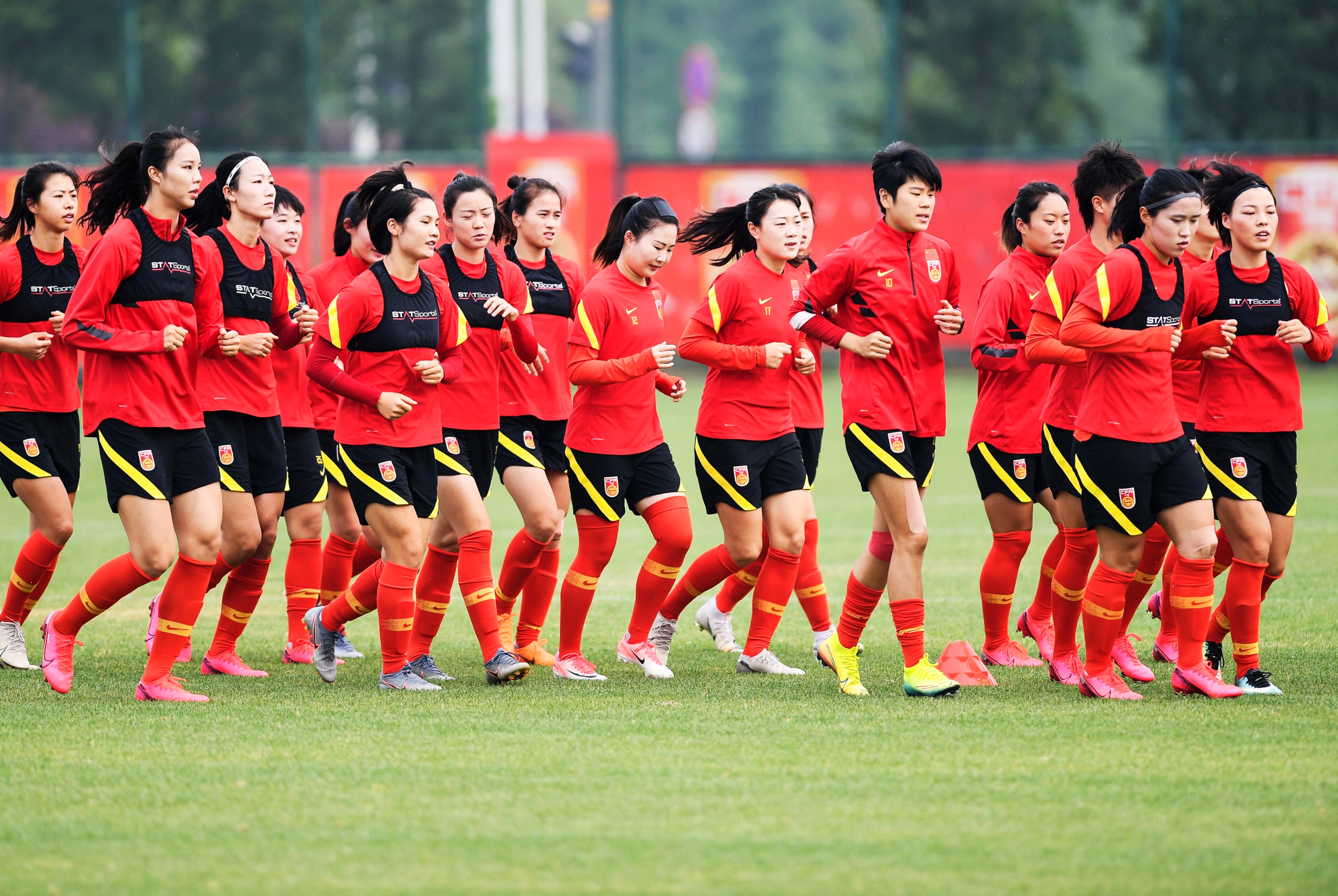 女足队员备战晨练，状态饱满的简单介绍
