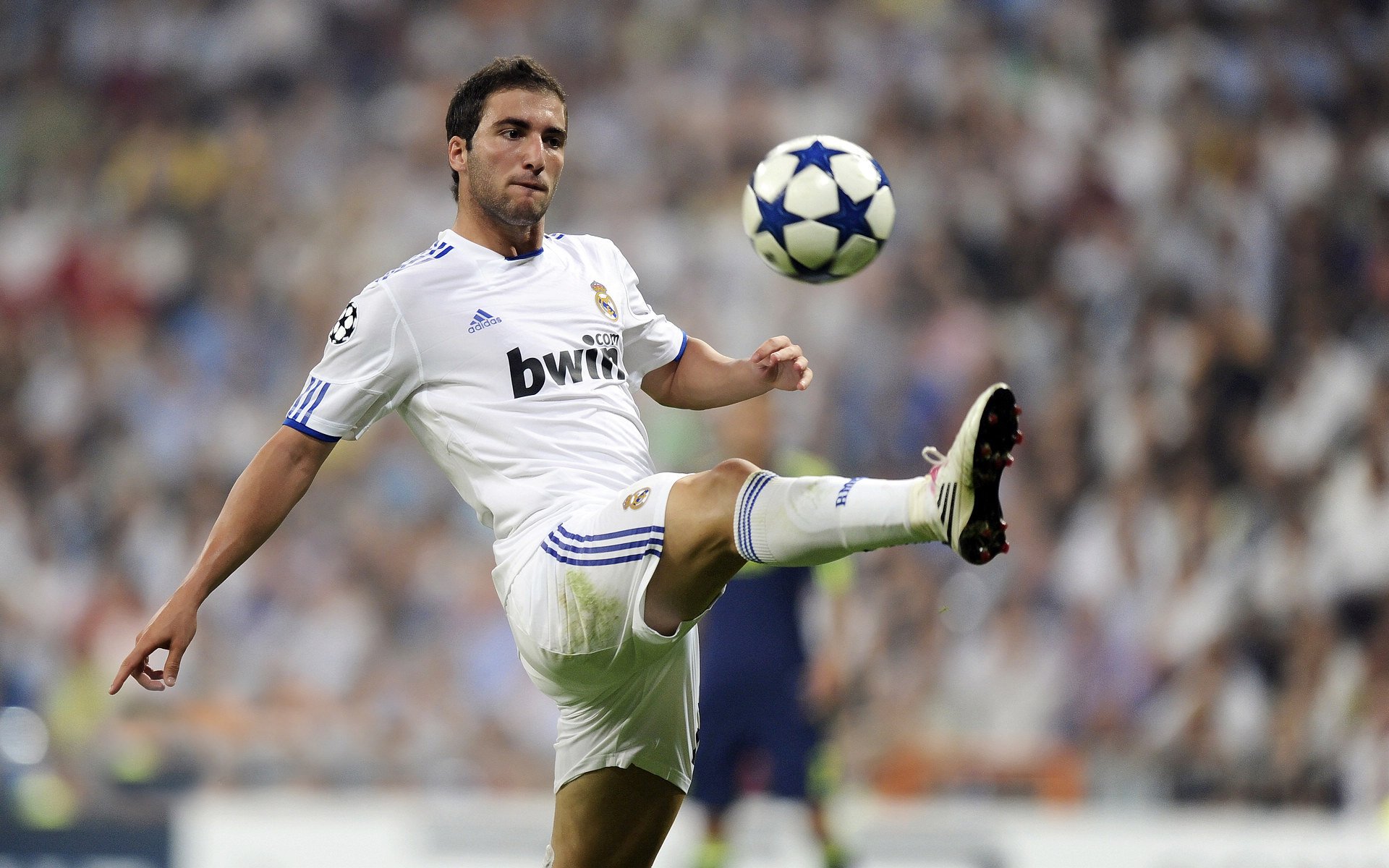 班凯罗关键战不手软,热火主场力克雄鹿展新星锋芒