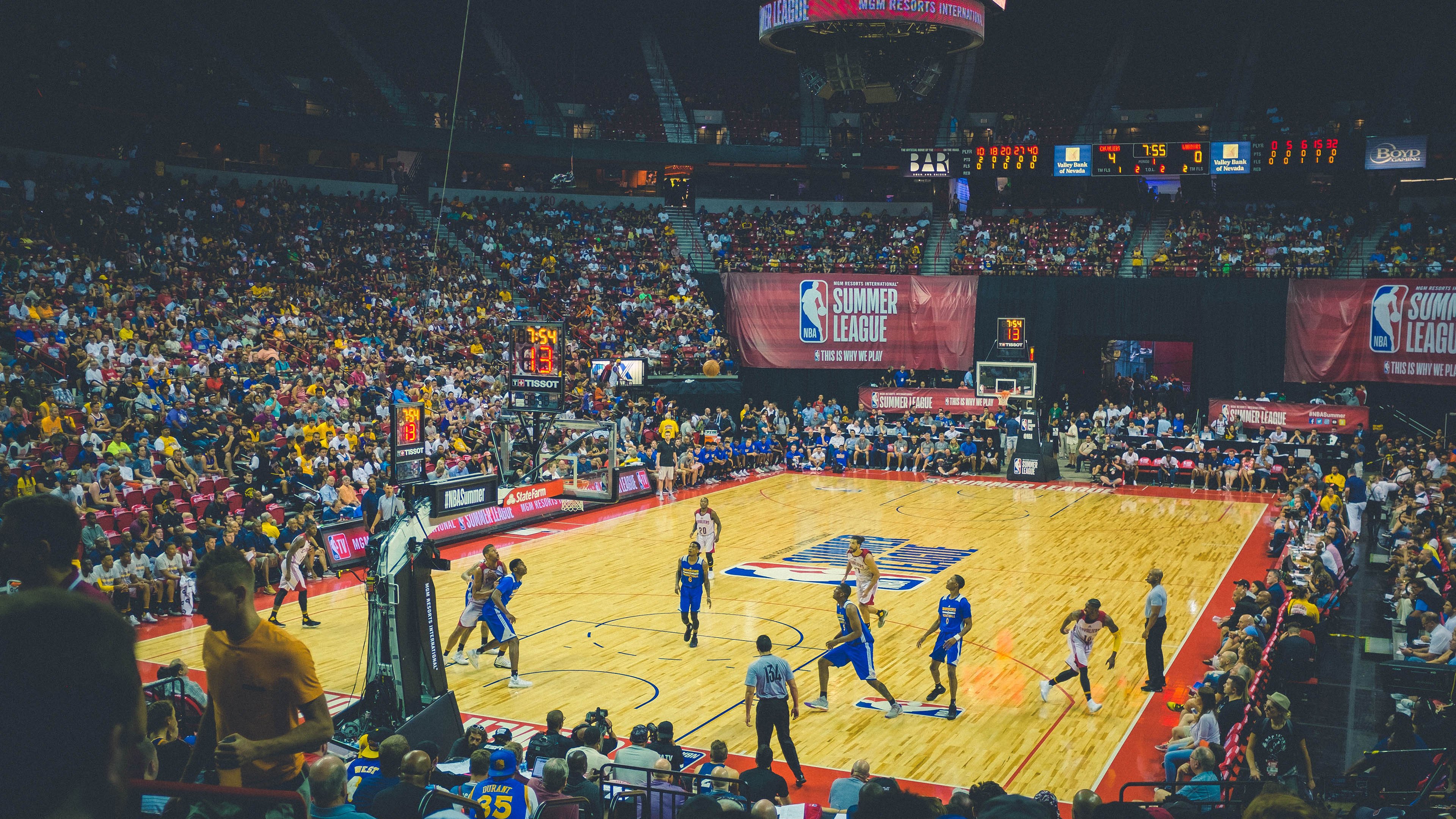 赛道与球场，F1新赛季揭幕战与马刺终结山西队的双重焦点